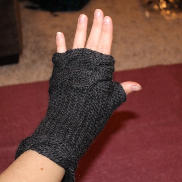 💥 Nepalese Merino Dbl Cable Handwarmers Charcoal - Picture 2 of 3